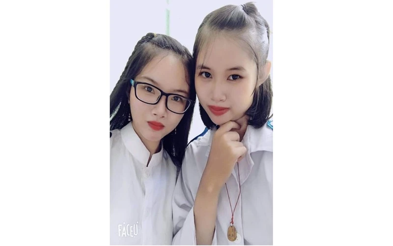 Nguyễn Thanh Trúc (bên trái) và Hỷ Phương Hạ Vi.