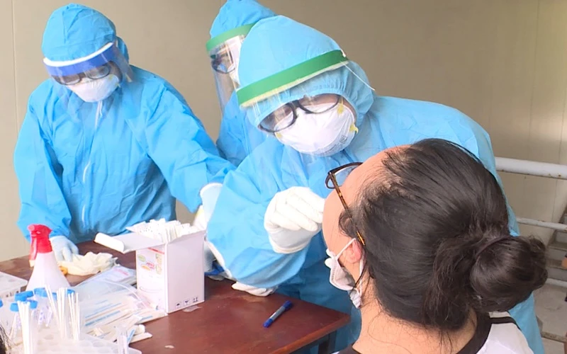 Nhân viên y tế tỉnh Đồng Nai lấy mẫu bệnh phẩm tại khu cách ly.