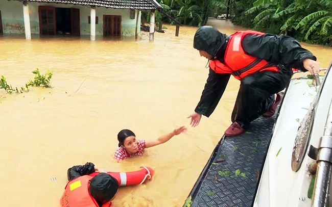 Lực lượng Bộ đội Biên phòng Quảng Trị ứng cứu giúp người dân vùng lũ đến nơi an toàn.