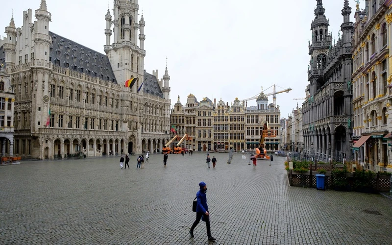 Quảng trường lớn Grand Place tại Brussels, Bỉ, vắng vẻ trong mùa dịch bệnh. (Ảnh: Getty Images)