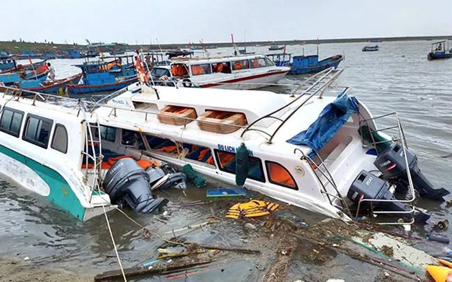Nhiều tàu thuyền của người dân huyện Lý Sơn (Quảng Ngãi) bị bão số 9 làm hư hỏng, thiệt hại lớn. Ảnh: TÂM TRAI 