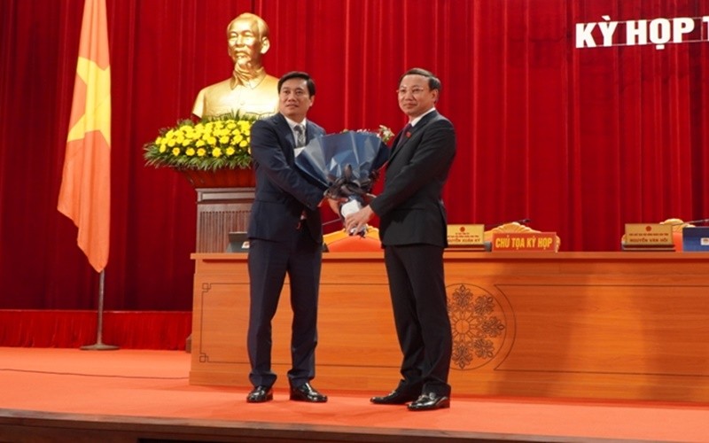 Đồng chí Nguyễn Xuân Ký, Bí thư Tỉnh ủy Quảng Ninh tặng hoa chúc mừng đồng chí Nguyễn Tường Văn (bên trái), Chủ tịch UBND tỉnh Quảng Ninh nhiệm kỳ 2016-2021.