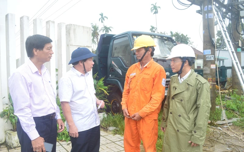 Chủ tịch UBND tỉnh Quảng Ngãi Đặng Văn Minh (thứ hai từ trái sang) kiểm tra công tác khắc phục hệ thống lưới điện vào sáng 31-10. (Ảnh: HIỂN CỪ)