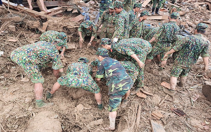 Nỗ lực tìm kiếm nạn nhân mất tích tại thôn 1, xã Trà Leng (huyện Nam Trà My).