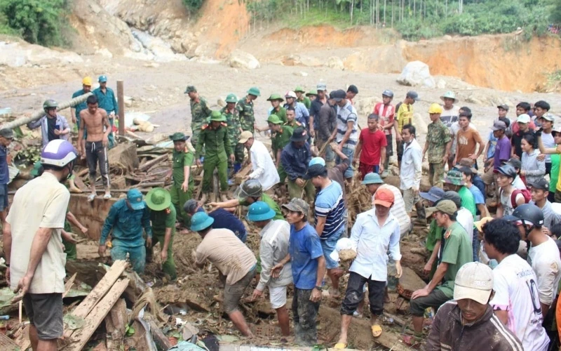 Lực lượng chức năng tìm kiếm các nạn nhân còn mất tích sau sạt lở ở xã Trà Leng, Nam Trà My, Quảng Nam.