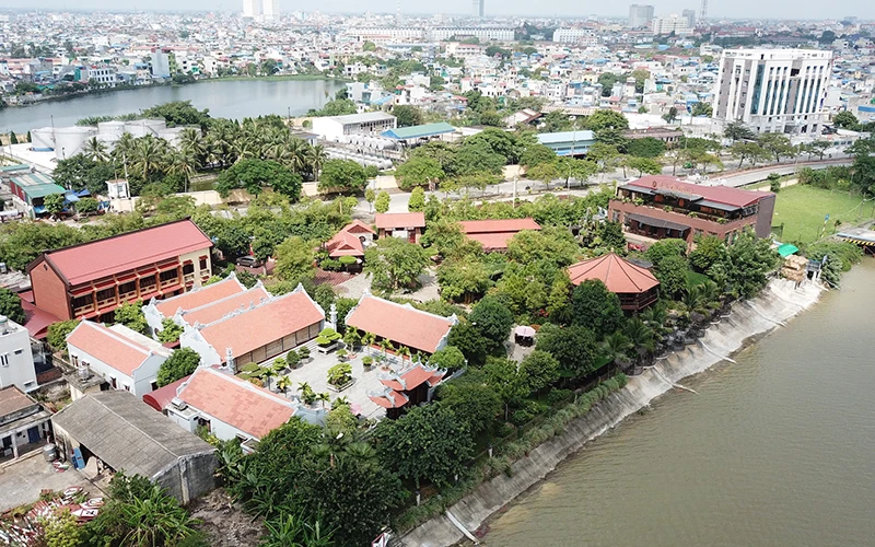 Toàn cảnh khu sinh thái Lưu Gia Trang nằm bên ngoài đê sông Đào, thuộc địa bàn phường Năng Tĩnh, TP Nam Định (Nam Định).