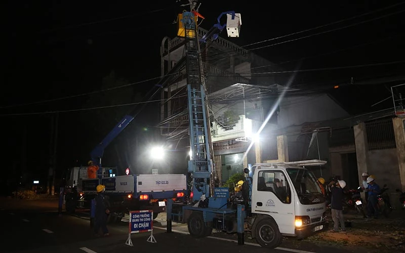 Công nhân, kỹ sư ngành điện tăng ca làm xuyên đêm để sớm khôi phục lưới điện.