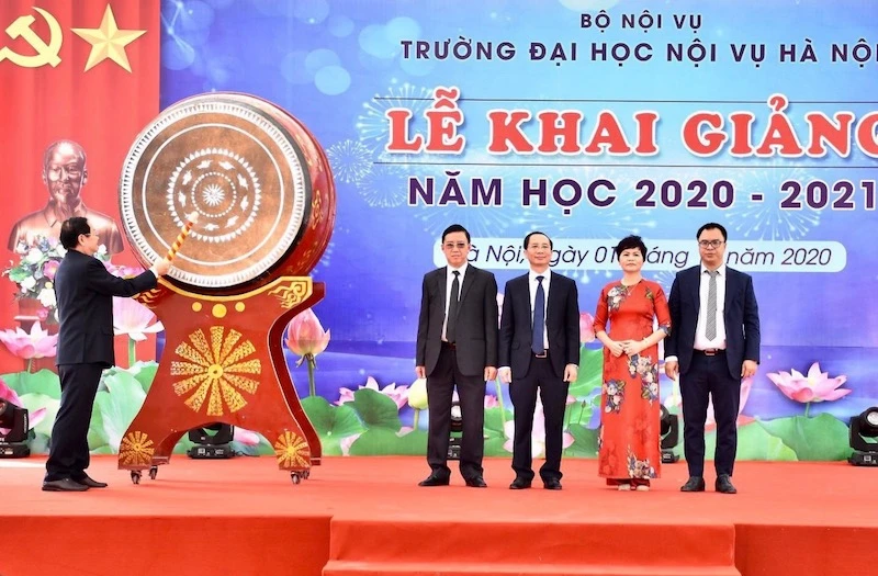 Bộ trưởng Nội vụ Lê Vĩnh Tân gióng hồi trống khai giảng, cùng lãnh đạo nhà trường chào đón sinh viên bước vào năm học mới 2020 - 2021 