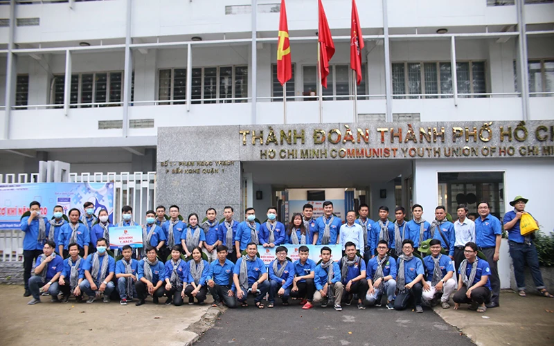 Đoàn thanh niên tình nguyện lên đường đi Quảng Nam, Quãng Ngãi khắc phúc hậu quả do lũ lụt. 