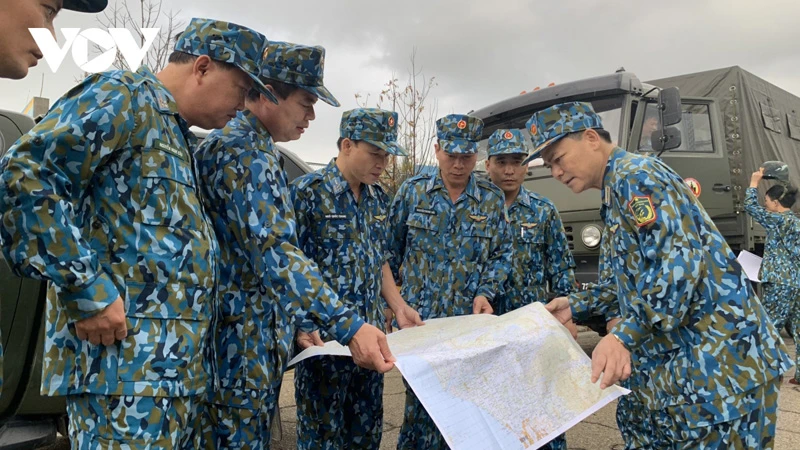 Thiếu tướng Phạm Trường Sơn (bên phải) trực tiếp chỉ đạo việc vận chuyển hàng cứu trợ cho người dân hiện bị cô lập tại Phước Lộc và Phước Thành, huyện Phước Sơn. Ảnh: VOV.vn