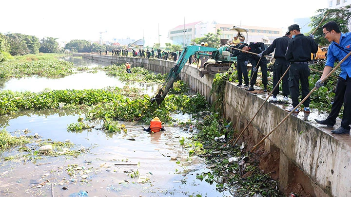 Dọn dẹp rác thải, khơi thông dòng chảy trên một tuyến kênh ở TP Hồ Chí Minh.