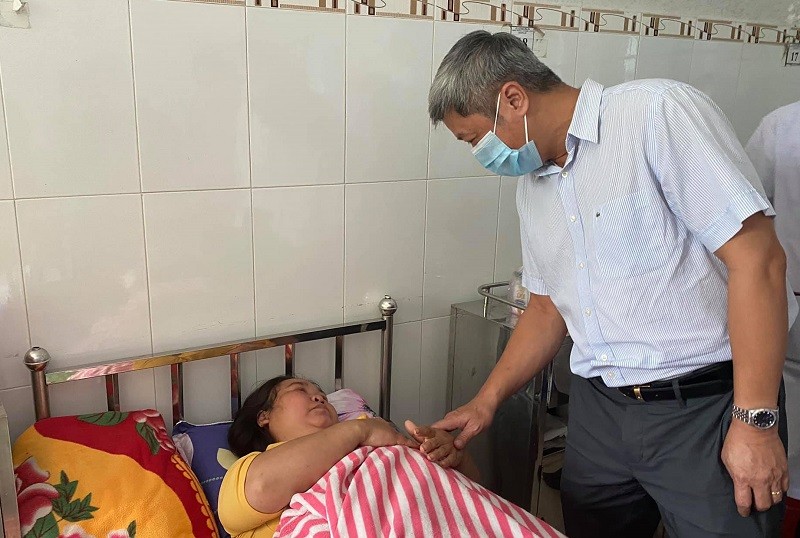 Thứ trưởng Nguyễn Trường Sơn thăm hỏi người dân bị tai nạn trong đợt lũ lụt vừa qua.