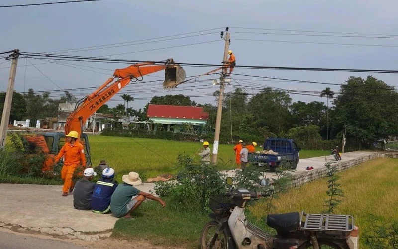 Công nhân Công ty Điện lực Bình Định nỗ lực khắc phục sự cố lưới điện do sau bão số 9 gây ra.