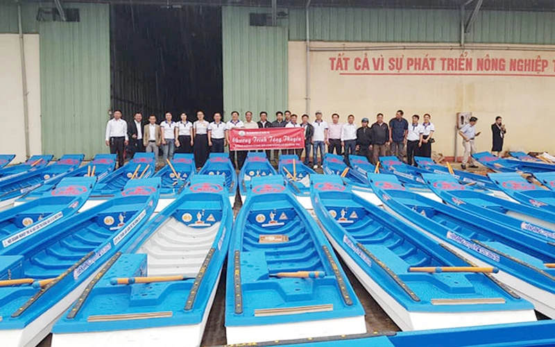 Hội doanh nhân trẻ Quảng Trị tặng xuồng cho các khu phố ở TP Đông Hà và thị xã Quảng Trị.