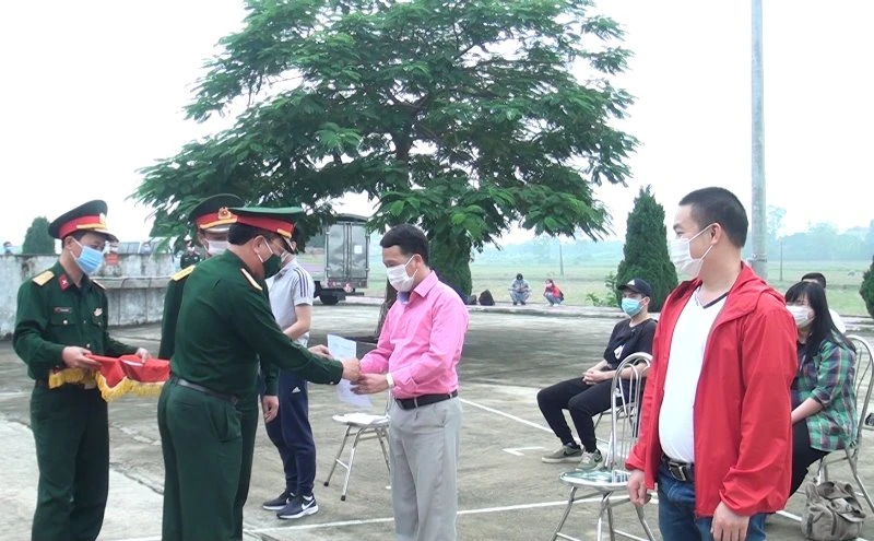 Trao giấy chứng nhận hoàn thành cách ly cho các công dân trở về từ Liên bang Nga tại cơ sở cách ly tập trung tỉnh Nam Định (thị trấn Gôi, huyện Vụ Bản).