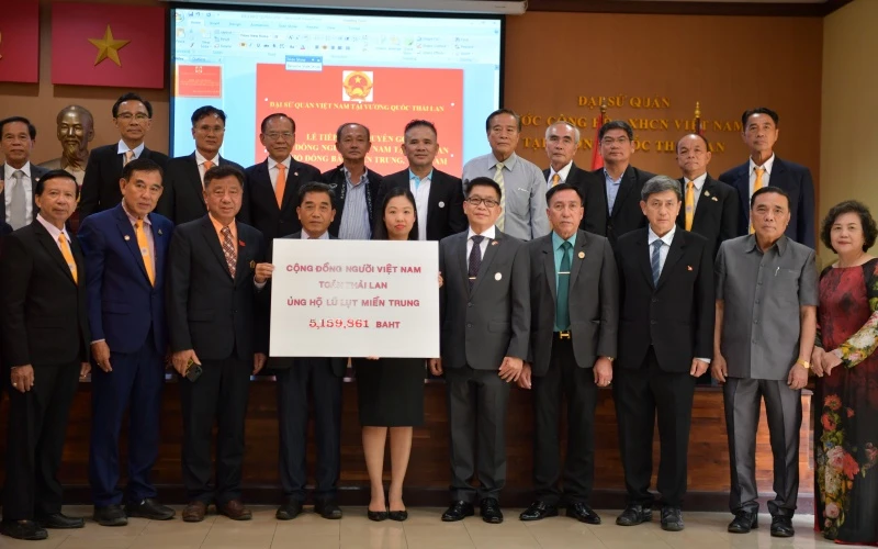 Đại diện Hội người Thái gốc Việt toàn Thái Lan trao tượng trưng số tiền quyên góp ủng hộ đồng bào miền trung.