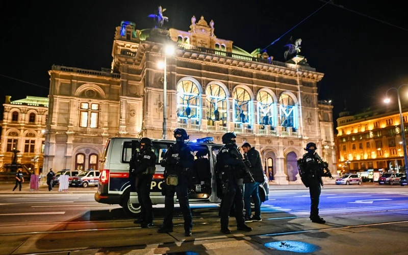 Cảnh sát được trang bị vũ khí hạng nặng bảo vệ bên ngoài nhà hát opera Vienna. (Ảnh: Getty Images)
