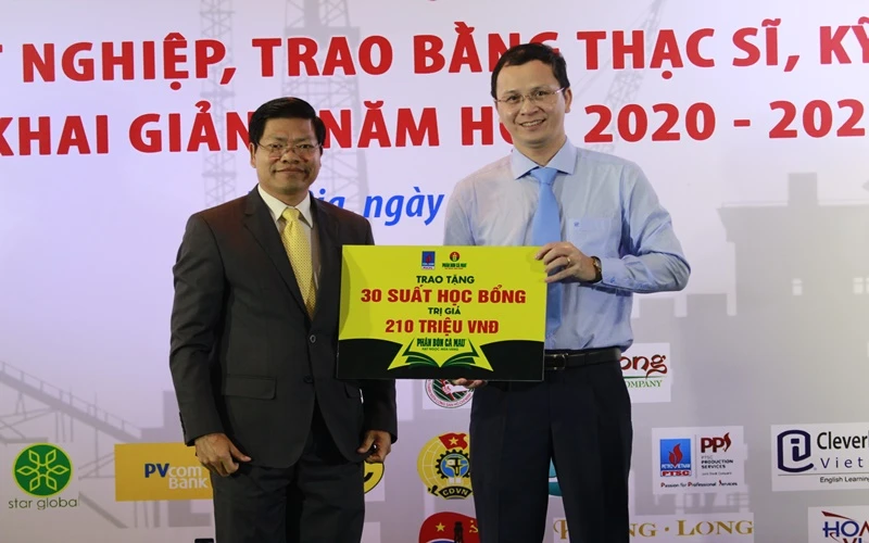 Lễ trao tặng học bổng dành cho sinh viên Đại học Dầu khí Việt Nam.