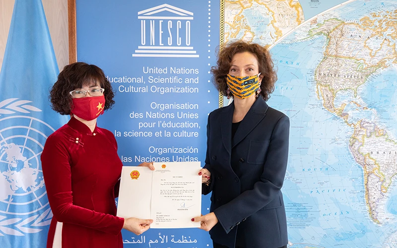 Đại sứ Lê Thị Hồng Vân và Tổng Giám đốc UNESCO Audrey Azoulay tại lễ trình Thư ủy nhiệm.