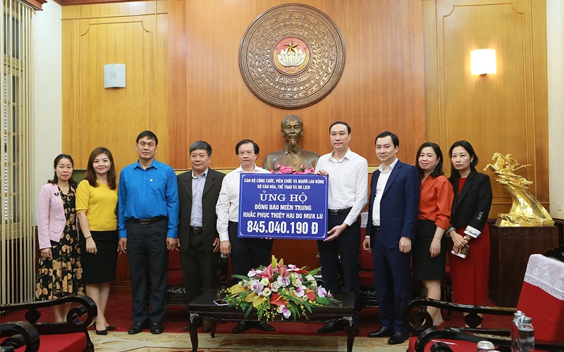 Thứ trưởng Tạ Quang Đông thay mặt lãnh đạo Bộ Văn hóa, Thể thao và Du lịch trao quà ủng hộ người dân miền trung khắc phục hậu quả bão lũ.