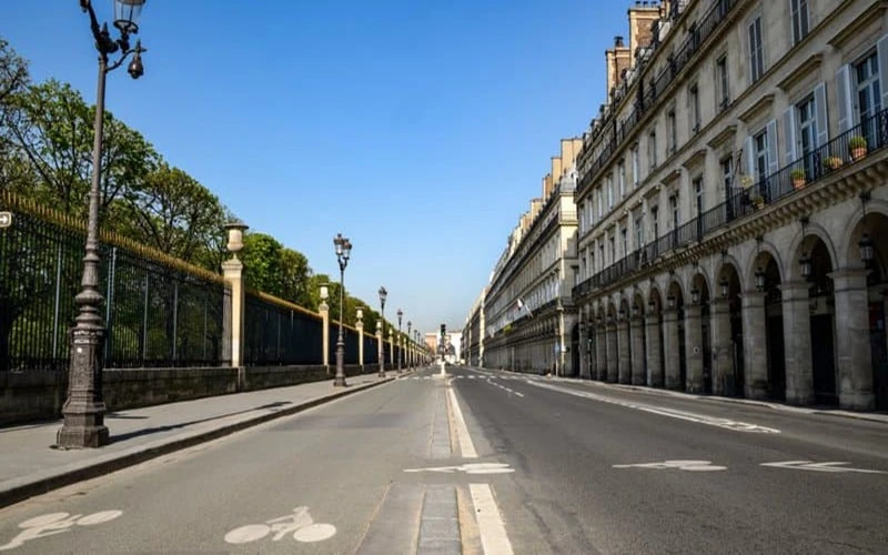 Phố Rivoli dọc bảo tàng Louvre ở trung tâm Paris không bóng người trong ngày thứ ba của lệnh phong tỏa. (Ảnh: BFMTV)