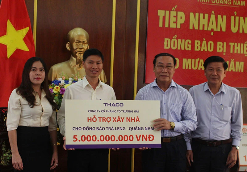 THACO hỗ trợ tiền xây 30 căn nhà cho người dân xã Trà Leng.