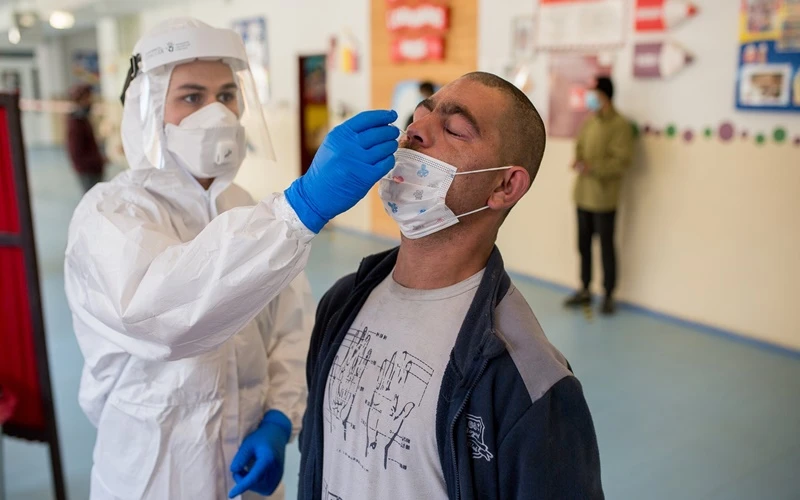 Nhân viên y tế làm xét nghiệm kháng nguyên Covid-19 cho người dân tại TP Kosice, Slovakia, ngày 1-11. (Ảnh: Getty Images)