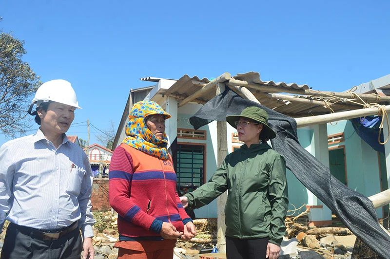 Bí thư Tỉnh ủy Quảng Ngãi Bùi Thị Quỳnh Vân (bên phải) động viên người dân xã Bình Hải, huyện Bình Sơn có nhà bị sập hoàn toàn.