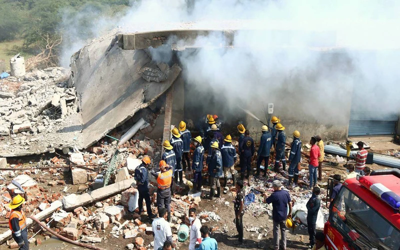 Nhân viên cứu hỏa dập lửa tại một nhà kho sau vụ nổ trên đường Piplaj, ở ngoại ô Ahmedabad. (Ảnh: PTI)