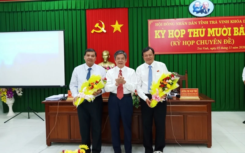 Đồng chí Ngô Chí Cường, Bí thư Tỉnh ủy (giữa) tặng hoa chúc mừng tân Chủ tịch HĐND Kim Ngọc Thái (trái) và tân Chủ tịch UBND Lê Văn Hẳn.