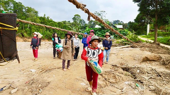 Chính quyền xã Tr’hy luôn có mặt tại các điểm sạt lở, cùng ăn ở, cùng chung tay cùng người dân xây cầu tạm nối qua thôn A Baanh 2 với trung tâm xã. 