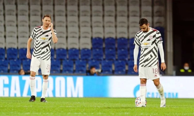 Vẻ thất vọng của các cầu thủ Man United sau trận thua Istanbul Basaksehir.