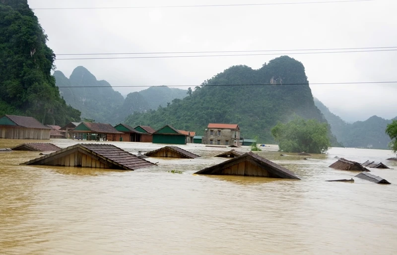 Nước ngập đến nóc nhà dân tại vùng lũ Tân Hóa, Quảng Bình trong đợt lũ tháng 10 vừa qua (Ảnh: Hương Giang).