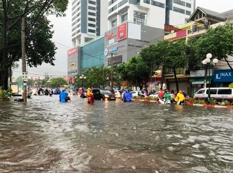 Nhiều tuyến đường ở TP Vũng Tàu ngập sâu sau mưa kéo dài.