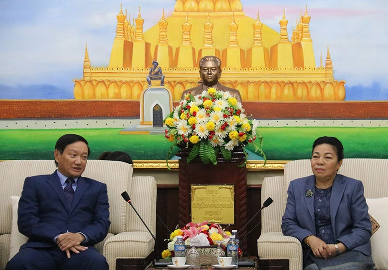 Đồng chí Sunthon Saynhachac (phải) khẳng định sẽ sử dụng đúng mục đích và hiệu quả số khẩu trang mà Ban Đối ngoại T.Ư Đảng cộng sản Việt Nam trao tặng, chiều 6-11.