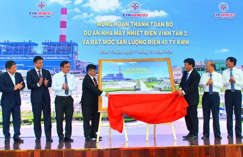 Các đại biểu thực hiện nghi thức mở băng khánh thành toàn bộ Dự án Nhà máy Nhiệt điện Vĩnh Tân 2.