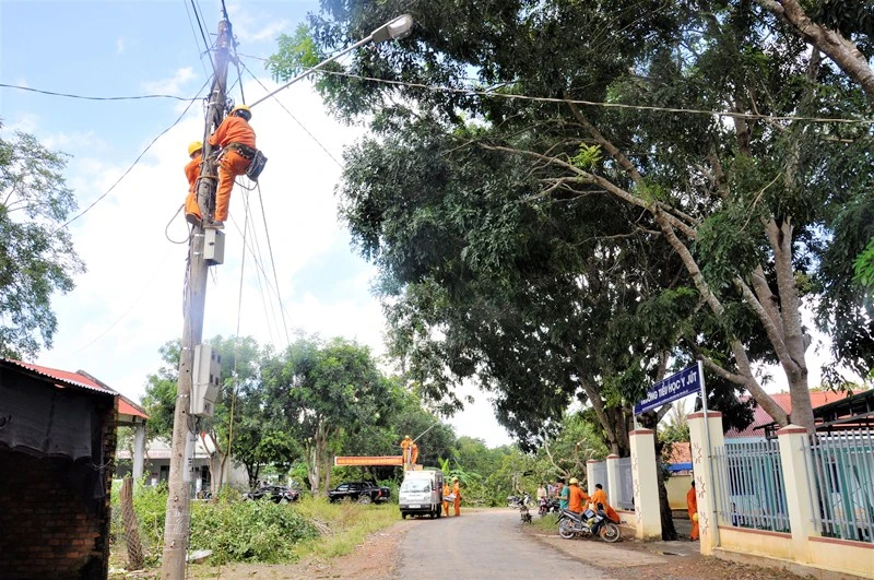 Công trình “Thắp sáng vùng biên” giúp đồng bào dân tộc thiểu số buôn Đrang Phốk có điều kiện sinh hoạt tốt hơn.