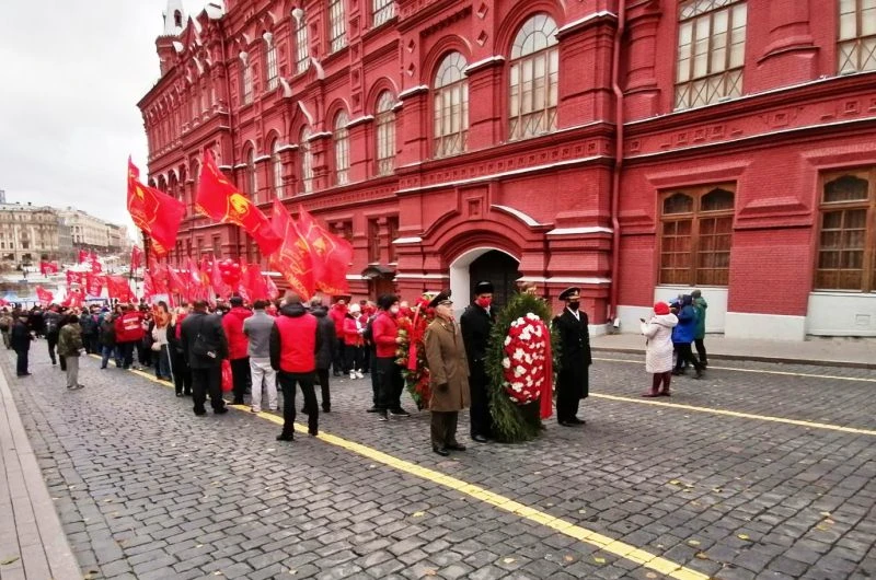 Người dân tuần hành kỷ niệm 103 năm Cách mạng Tháng Mười.
