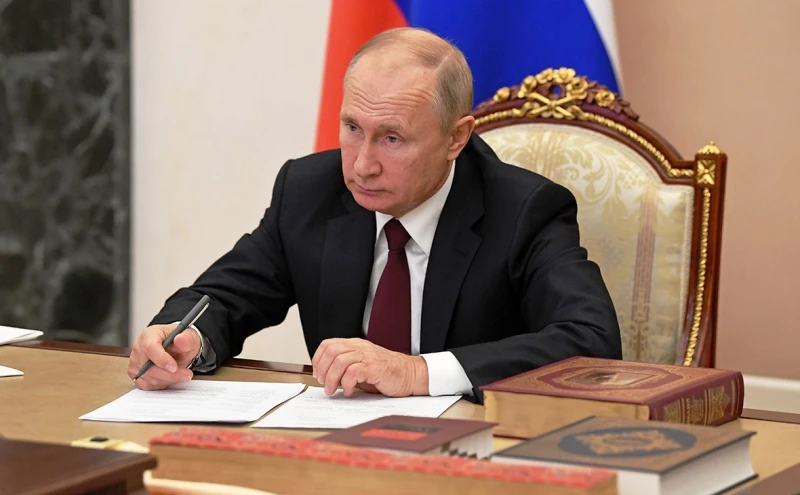 Tổng thống V. Putin ký ban hành luật thành lập chính phủ. (Nguồn: TASS)