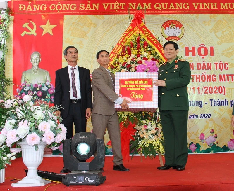 Đại tướng Ngô Xuân Lịch, Ủy viên Bộ Chính trị Phó Bí thư Quân ủy Trung ương, Bộ trưởng Bộ Quốc phòng tặng hoa và quà cho cán bộ, nhân dân xã Liêm Chung và thôn 6.