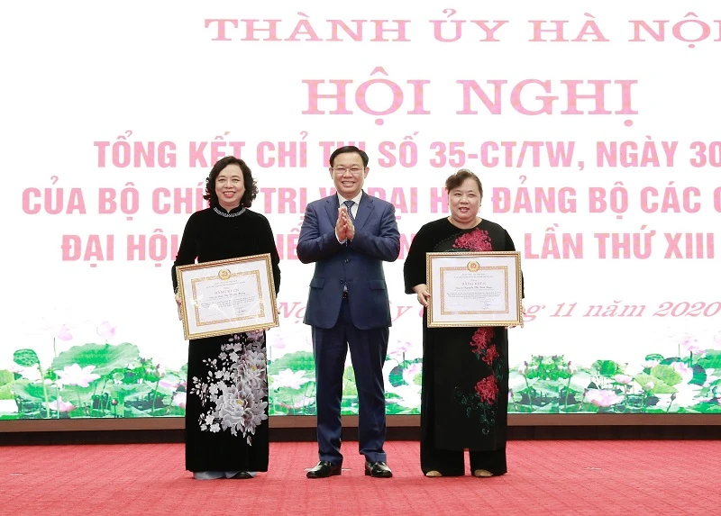 Thành ủy Hà Nội trao bằng khen cho các cá nhân, tập thể có thành tích xuất sắc trong việc thực hiện Chỉ thị số 35-CT/TƯ ngày 30-5-2019 của Bộ Chính trị.