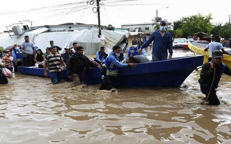 Cảnh sát sơ tán người dân sống trong khu vực bị ngập úng tại Honduras, ngày 6-11. (Ảnh: AP)