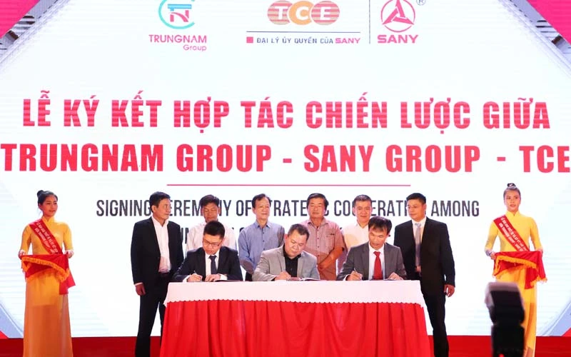 Lãnh đạo Tập đoàn Trungnam Group cùng Sany Group và đại diện ủy quyền của Sany ký kết hợp đồng mới và ký kết hợp tác chiến lược về mua, cung cấp thiệt bị, nâng tổng mức đầu tư thiết bị hơn 100 triệu USD.
