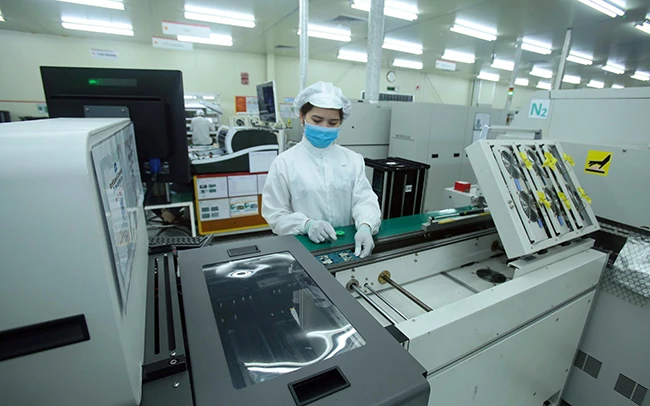 Dây chuyền sản xuất linh kiện điện thoại tại Công ty TNHH 4P,  huyện Văn Giang