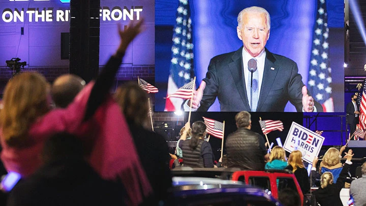 Người ủng hộ theo dõi bài phát biểu tuyên bố chiến thắng của ông Joe Biden từ bang Delaware. Ảnh: THE NEW YORK TIMES