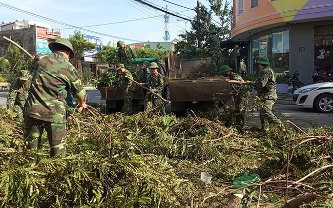 Cán bộ, chiến sĩ Ban CHQS quận Liên Chiểu (Đà Nẵng) dọn vệ sinh các tuyến đường tại phường Hòa Khánh Bắc.