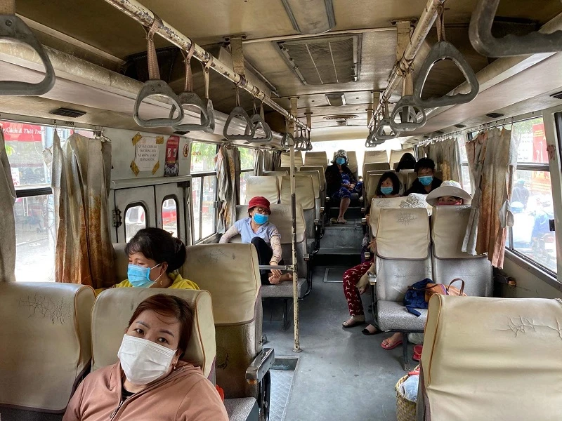 Hành khách đi xe buýt thực hiện đeo khẩu trang để bảo đảm an toàn, phòng chống dịch Covid-19.