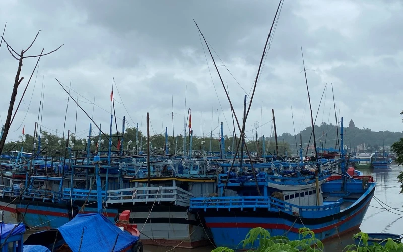 Tàu thuyền của ngư dân thành phố Tuy Hoà đã di chuyển, neo đậu an toàn bên trong sông Chùa, dọc đường Bạch Đằng, trú tránh bão số 12.