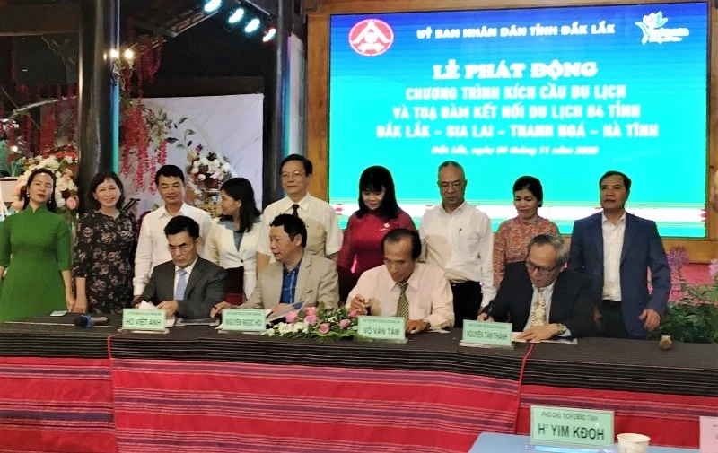 Lãnh đạo Hiệp hội Du lịch Đắk Lắk-Gia Lai-Thanh Hóa-Hà Tĩnh ký kết hợp tác, triển khai các gói kích cầu du lịch.