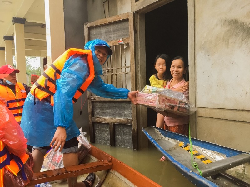 World Vision Việt Nam trong chuyến cứu trợ khẩn cấp cho người dân tại huyện Hải Lăng, tỉnh Quảng Trị.